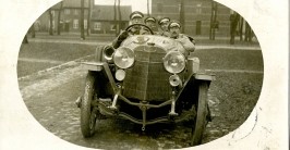 Foto: Vier uniformierte Offiziere in einem offenen Auto in Belgien (1914)