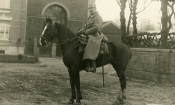 Foto: Uniformierter Offizier sitzt auf einem Pferd