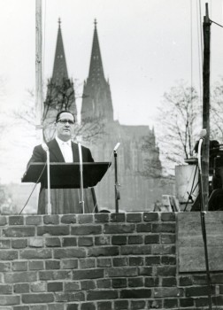 Foto: Ein Mann hält eine Rede