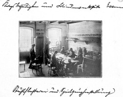 Dokument: Ein schwarz-weiß Foto zeigt Personen in einer Werkstatt