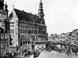 Dokument: Eine schwarz-weiß Aufnahme einer Menschenmenge vor dem Aachener Rathaus
