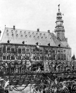 Foto: Das geschmückte Aachener Rathaus anlässlich der Huldigung