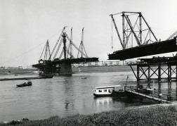 Foto: Zwei Enden einer unfertigen Brücke über einem Fluß