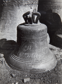 Foto: Fotografische Abbildung der Glocke in schwarz-weiß.