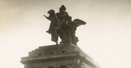 Denkmal mit Steinfigur: Kaiser auf Pferd reitend