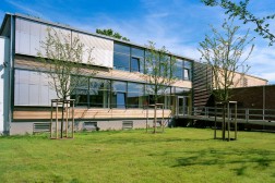 Foto: Ein Gebäude im Sonnenschein