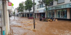 Brauner Fluss str&ouml;mt durch die Euskirchener Innenstadt