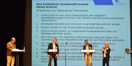 Archivarinnen und Archivare bei einer Notfall&uuml;bung