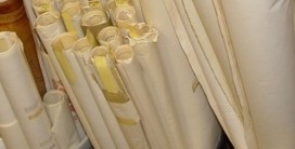 gerollte gro&szlig;formatige Karten und Pl&auml;ne aufrecht in Eimern aufbewahrt