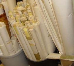gerollte gro&szlig;formatige Karten und Pl&auml;ne aufrecht in Eimern aufbewahrt