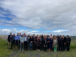 TeilnehmerInnen des Konvents stehen vor dem Tagebau