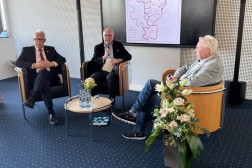 Foto von Kreisarchivar Joachim Schulz-Hönerlage, Landrat Thomas Hendele und Kreistagsabgeordneten Klaus-Dieter Völker