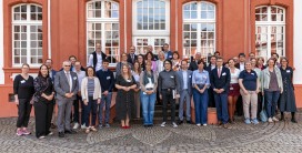 Foto von Gruppe vor Pr&auml;latur