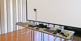 Foto von einem Tisch mit Arbeitsmaterialien