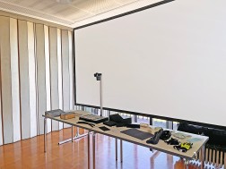 Foto von einem Tisch mit Arbeitsmaterialien