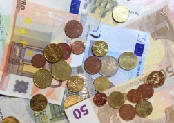 Foto: Euro-Münzen und Euro-Scheine