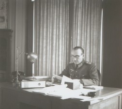 Foto: Graf Wolff Metternich an seinem Schreibtisch
