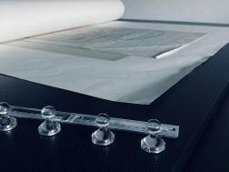 Auflagefläche Großformatscanner mit Archivalien und Magneten