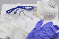 Baumwollkittel, Baumwollhandschuhe, Nitrilhandschuhe, Atemschutzmaske FFP2 und Schutzbrille