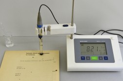 pH-Wert-Messung mit Oberflächenelektrode auf Papier
