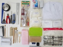 Foto: Werkzeuge des LVR-Conservation Kit (z.B. Schere, Zange, verschiedene Pinsel, Handschuhe, Arbeitskittel, Messer usw.)