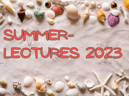 Schriftzug Summer Lectures 2023 auf einem sandigen Untergrund mit Muscheln