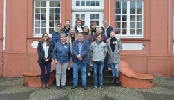 Personengruppe auf Freitreppe, vorne Mitte Georg Mölich