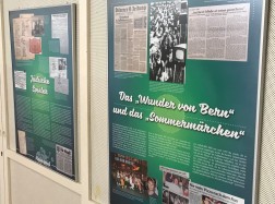 Zwei Schautafeln mit verschiedenen Text- und Bildelementen