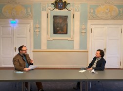 Zwei Herren an einem Tisch