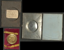 Urkunde, Medaille und Metallschutz nebeneinander liegend