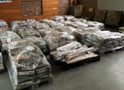 Foto: Mehrere Paletten mit Archivgut