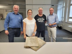 Dr Manuel Hagemann, Kirsten Lehmkuhl, Rolf Spielmann und Dr. Matthias Kordes mit dem Kartenwerk.