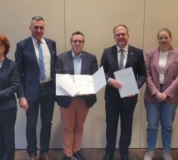 v. l.: Michael Cöln (Stadtarchiv Hürth & Vorsitzender der AG), Martina Zech (Stadtarchiv Wesseling), Ralph Manzke (Bürgermeister der Stadt Wesseling), Sascha Solbach (Bürgermeister der Stadt Bedburg), Dirk Breuer (Bürgermeister der Stadt Hürth), Lena Delbach (Stadtarchiv Bergheim) und Matthias Senk (Gebietsreferent des LVR-Archivberatungs- und Fortbildungszentrums) bei der Vertragsunterzeichnung im Bedburger Rathaus