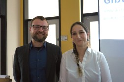Referent Johannes Thomé (links), Archivleiterin Dr. Carla Lessing (rechts)