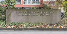 Schrifttafel vor dem Archiv der Friedrich Ebert Stiftung. Aufschrift: Archiv der Sozialen Demokratie FES
