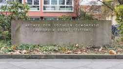 Schrifttafel vor dem Archiv der Friedrich Ebert Stiftung. Aufschrift: Archiv der Sozialen Demokratie FES