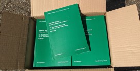 Archivhefte in Kiste in der Sonne