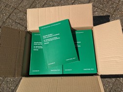 Archivhefte in Kiste in der Sonne