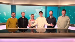 In einem Aufnahmestudio von Phoenix. (Von links) Thilo Schneider, Milan Reznik, Ariane Jäger, Imaan Unan, Philip Rieke, Dr. Gregor Patt.