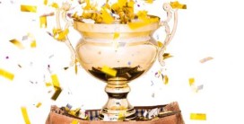 Ein Pokal mit Konfetti in einer Tasche