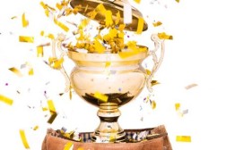 Ein Pokal mit Konfetti in einer Tasche
