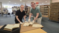 Milan Reznik und Daniel Schulte (v.l.n.r.) im Lesesaal des Stadt- und Kreisarchivs Düren