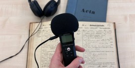 Aufnahmeger&auml;t vor Archivalien