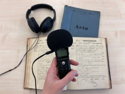 Aufnahmeger&auml;t vor Archivalien