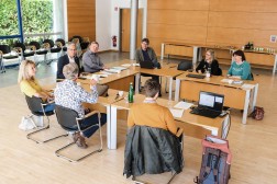 Vertreter*innen der Mitgliedskommunen und des LVR-AFZ beim ersten gemeinsamen Jahrestreffen im Ratssaal des Rathauses in Lohmar, Foto: Stadt Lohmar.