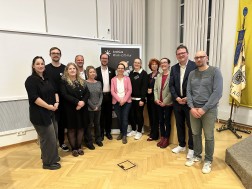 Gruppenfoto der AG der Archive der Kreise Rhein-Erft und D&uuml;ren bei der Ausstellungser&ouml;ffnung &bdquo;Mehr als Fu&szlig;noten&ldquo;. Foto: Kreisstadt Bergheim