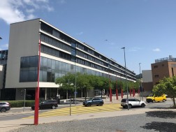 Straßenseitige Ansicht des modernen Universitätsgebäudes