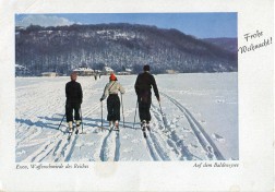 Weihnachtspostkarte mit Skiläufer*innen auf dem zugefrorenen Baldeneysee.