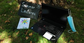 Fortbildungsplan mit Laptop und einem Schild unter einem Baum